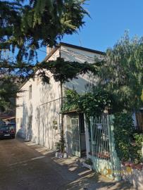 03-semi-detached-town-house-with-garden-20-minutes-from-the-coast-for-sale-italy-abruzzo-fresagrandina