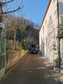 05-semi-detached-town-house-with-garden-20-minutes-from-the-coast-for-sale-italy-abruzzo-fresagrandina