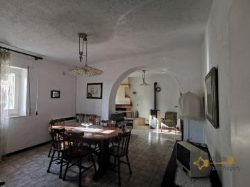 07-semi-detached-town-house-with-garden-20-minutes-from-the-coast-for-sale-italy-abruzzo-fresagrandina