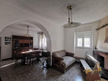 09-semi-detached-town-house-with-garden-20-minutes-from-the-coast-for-sale-italy-abruzzo-fresagrandina