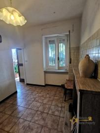 14-semi-detached-town-house-with-garden-20-minutes-from-the-coast-for-sale-italy-abruzzo-fresagrandina