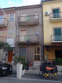 01-Three-bedroom-town-house-in-need-of-renovation-for-sale-Italy-Gissi