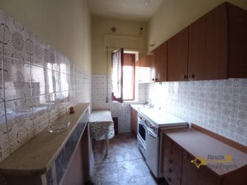 09-Three-bedroom-town-house-in-need-of-renovation-for-sale-Italy-Gissi