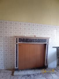 10-Three-bedroom-town-house-in-need-of-renovation-for-sale-Italy-Gissi