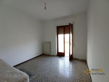 11-Three-bedroom-town-house-in-need-of-renovation-for-sale-Italy-Gissi