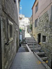 5-One-bedroom-town-house-to-restore-near-the-coast-for-sale-Fresagrandinaria-Abruzzo-Italy