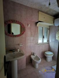 9-One-bedroom-town-house-to-restore-near-the-coast-for-sale-Fresagrandinaria-Abruzzo-Italy