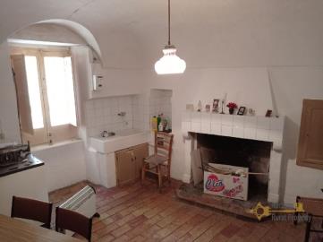 09-character-two-bedroom-town-house-for-sale-italy-abruzzo-palmoli