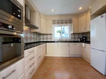 f892cda9-dade-4386-add7-d94b4ba62f4b-interior