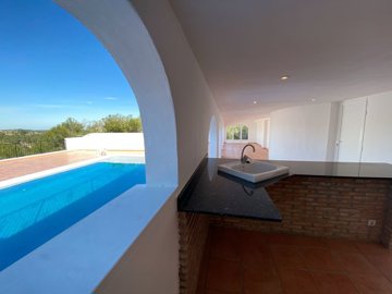028fd88e-e48f-4240-a0da-dbcfacb5d0dd-poolside