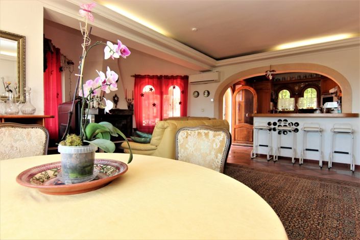 Image No.10-8 Bed Villa for sale