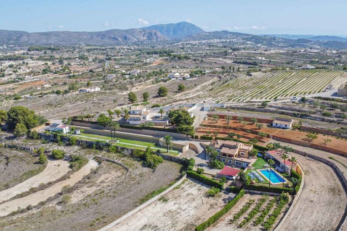 Image No.1-8 Bed Villa for sale