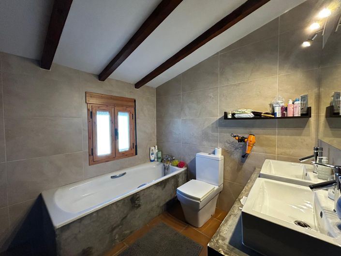 Image No.20-7 Bed Villa for sale