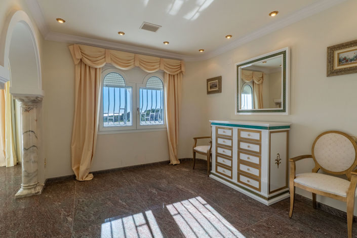 Image No.40-5 Bed Villa for sale