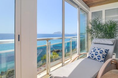 firstlineapartmentwithseaviewsinmorairaforsal