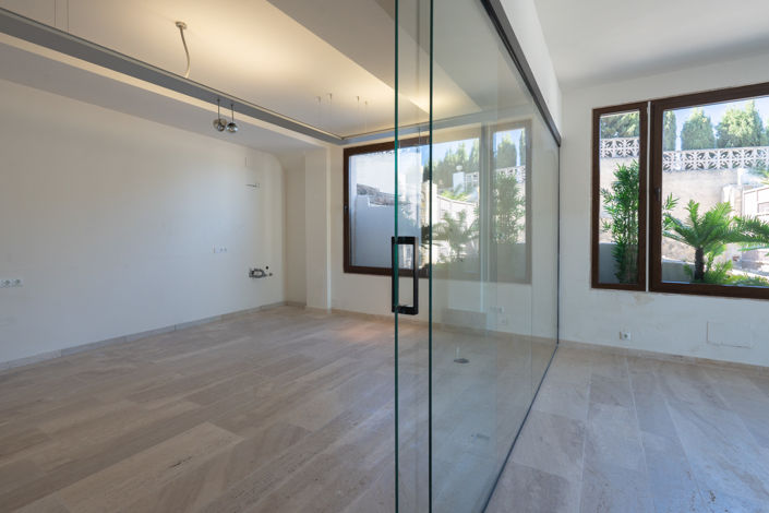 Image No.12-3 Bed Commercial for sale