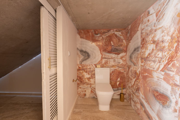 Image No.18-3 Bed Commercial for sale