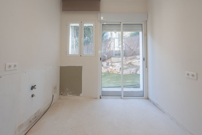 Image No.29-3 Bed Commercial for sale