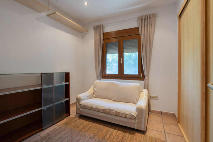 Image No.49-3 Bed Commercial for sale