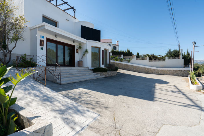 Image No.5-3 Bed Commercial for sale