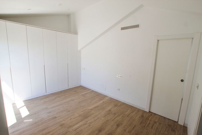 Image No.21-3 Bed Villa for sale