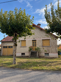 Facade-de-pavillon-sous-les-arbres-d-automne