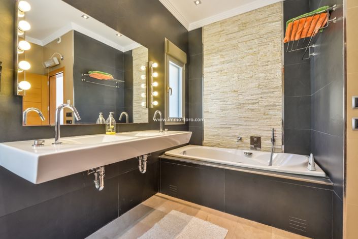 Image No.20-5 Bed Villa for sale