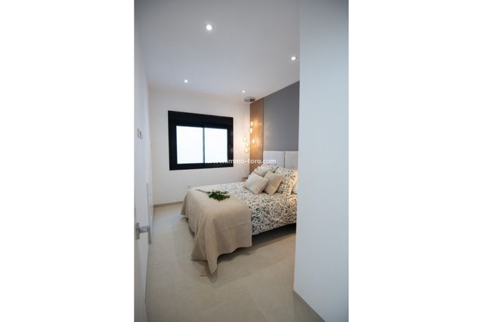 Image No.15-3 Bed Property for sale