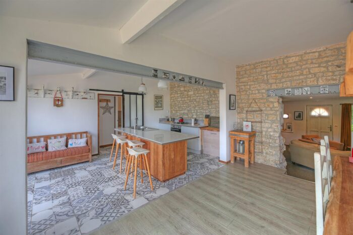 Image No.30-6 Bed House for sale