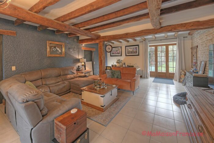 Image No.8-5 Bed House for sale