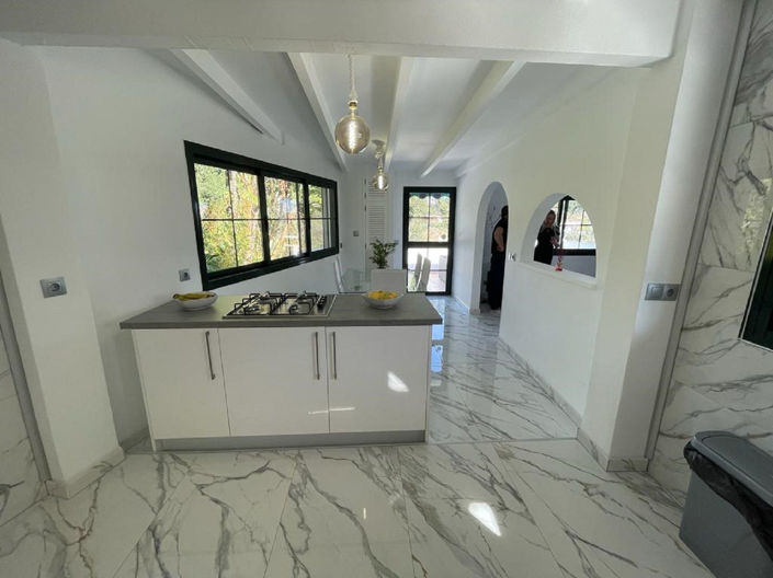 Image No.10-3 Bed Property for sale