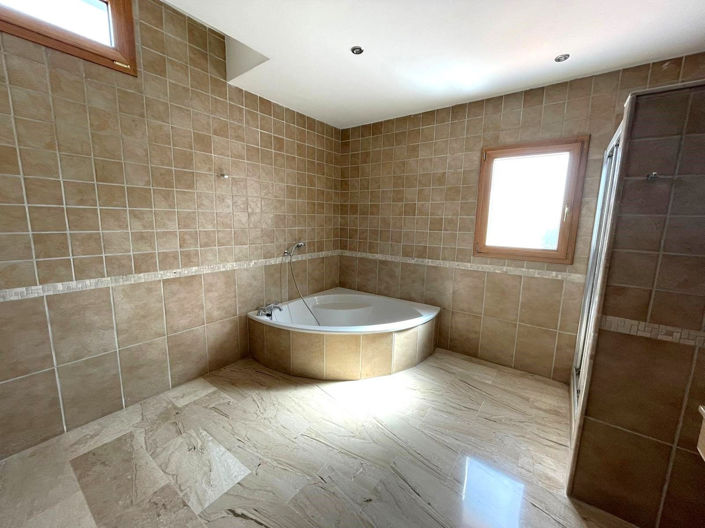 Image No.26-5 Bed Property for sale