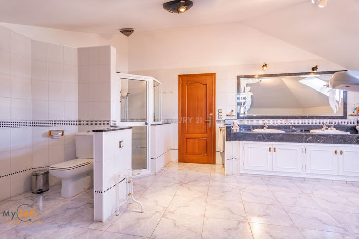 Image No.20-5 Bed Property for sale