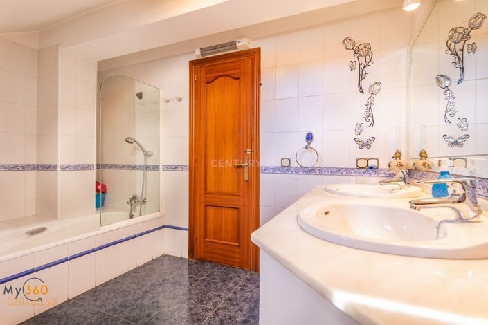 Image No.21-5 Bed Property for sale