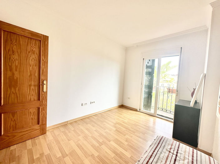 Image No.10-2 Bed Property for sale