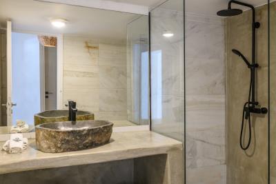 Bathroom1a
