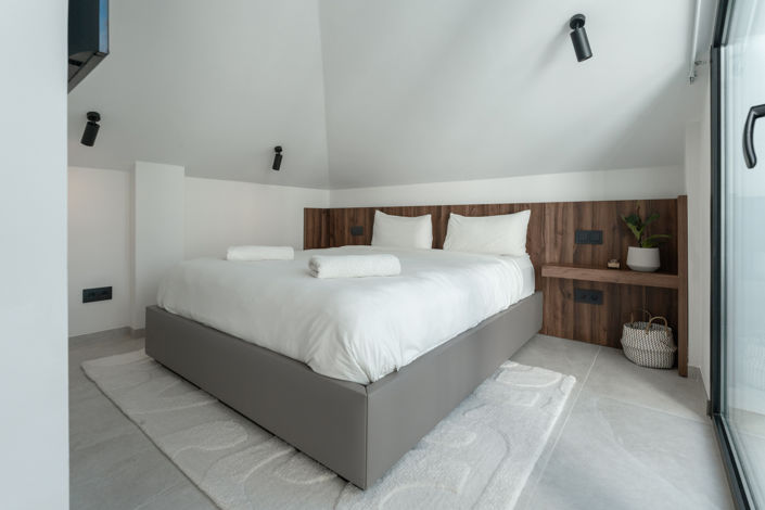 Image No.11-3 Bed Property for sale