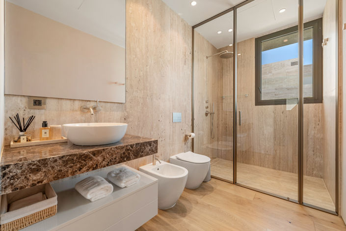 Image No.20-4 Bed Property for sale