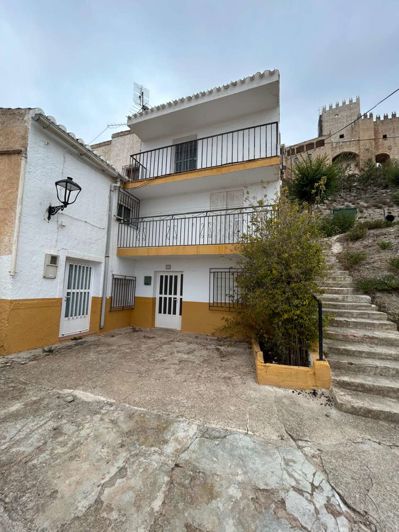 Image No.1-4 Bed Property for sale