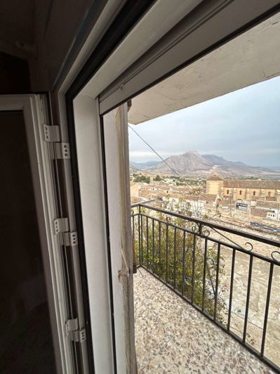 Image No.5-4 Bed Property for sale