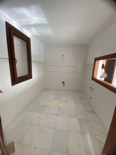 Image No.12-2 Bed Property for sale