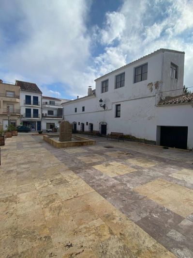 Image No.5-8 Bed Property for sale