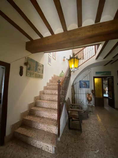 Image No.11-8 Bed Property for sale