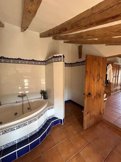 Image No.27-7 Bed Property for sale