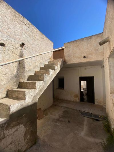 Image No.20-4 Bed Property for sale