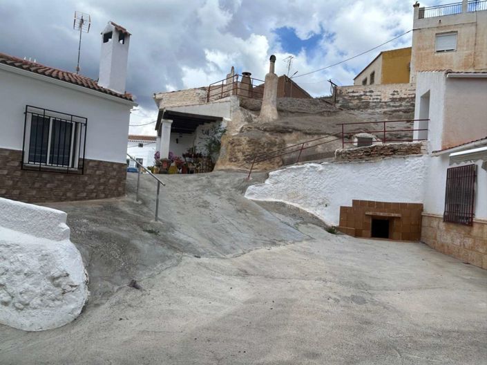 Image No.43-6 Bed Townhouse for sale