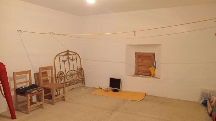 Image No.18-6 Bed Property for sale