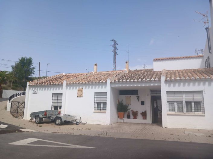 Image No.1-4 Bed Property for sale