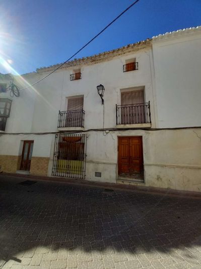 Image No.2-4 Bed Property for sale