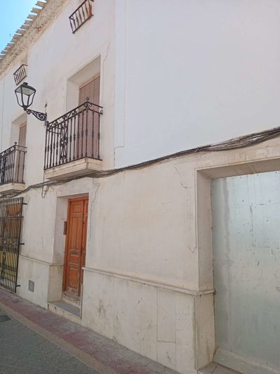 Image No.4-4 Bed Property for sale